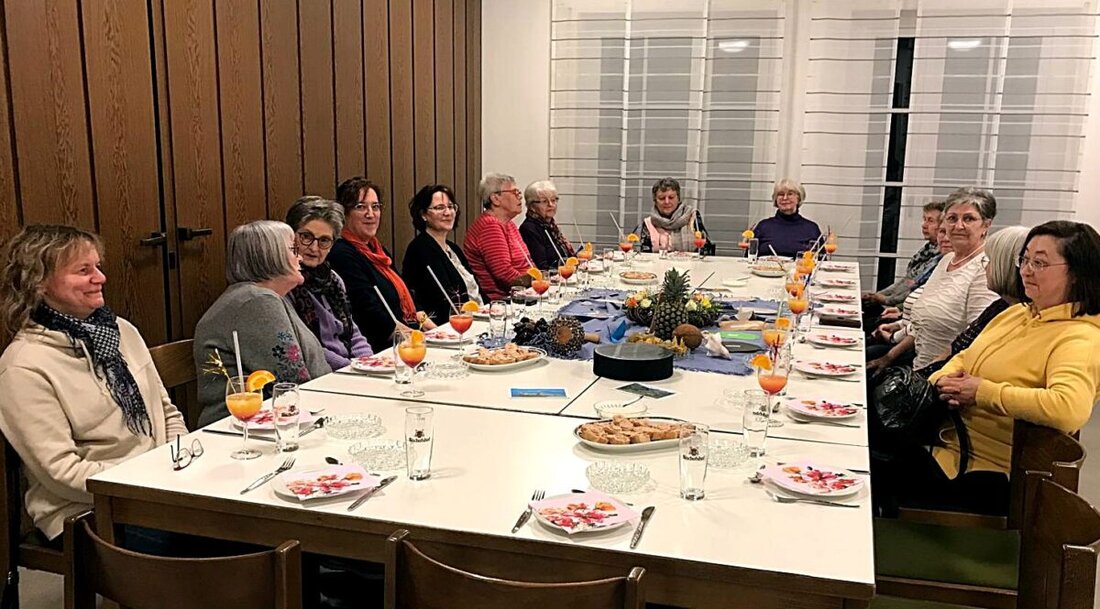 Neunkirchen. Ein Ökumenischer Frauentreff lud zur Vorstellung der Cook-Inseln ein, inklusive kultureller Einblicke und traditioneller Speisen.
